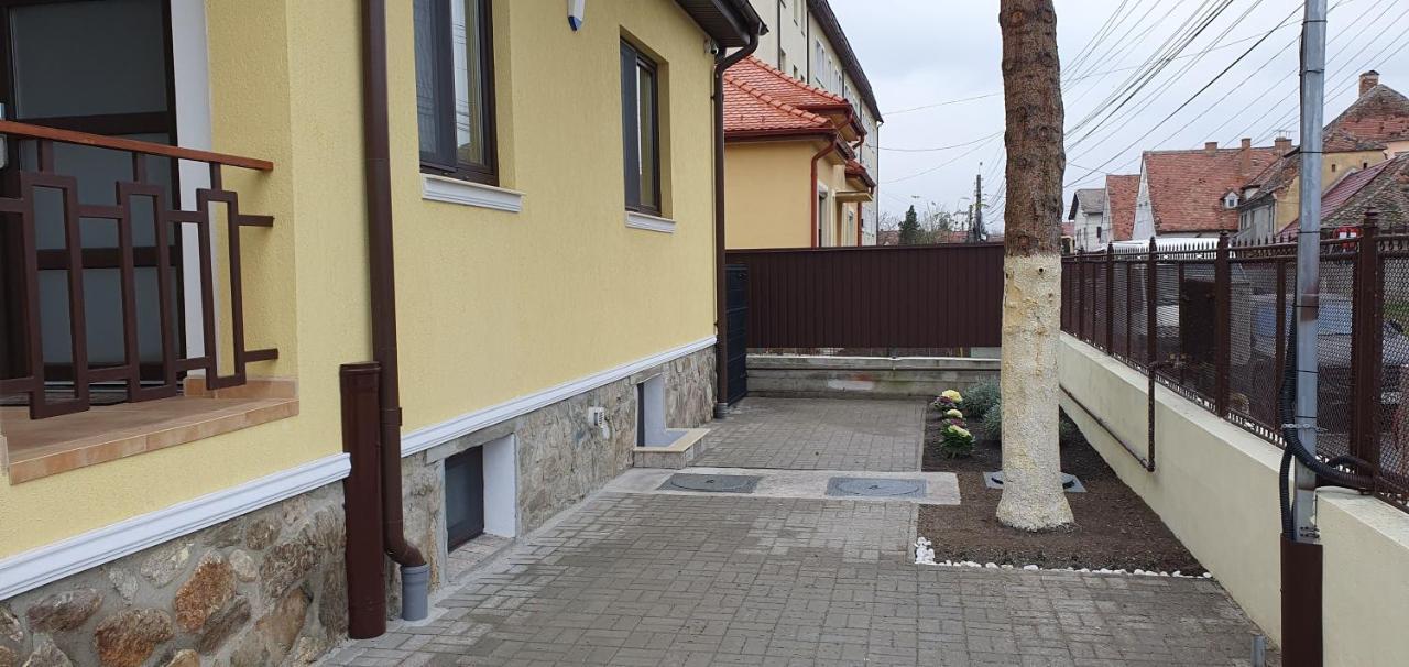 Yellow House Sibiu Exterior photo